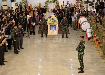 Gubsu Edy Rahmayadi Hantar Mantan Gubsu ke Peristirahatan Terakhirnya