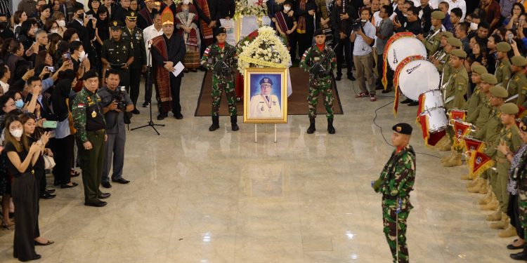 Gubsu Edy Rahmayadi Hantar Mantan Gubsu ke Peristirahatan Terakhirnya