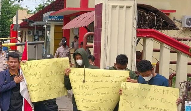 Mahasiswa Hukum Sumut Aksi Unras di Mapoldasu, Minta Usut Dana Bimtek di Labuhanbatu