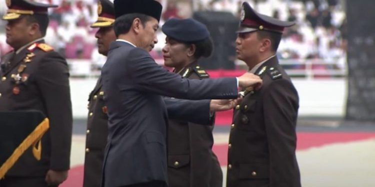 HUT Bhayangkara ke 77, Presiden Jokowi Berikan Penghargaan Bintang Bhayangkara Nararya