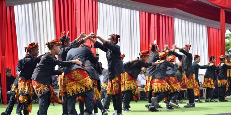 Semarakkan HAN, Kemendikbudristek Gelar Festival Permainan Tradisional di Ujung Timur Pulau Jawa