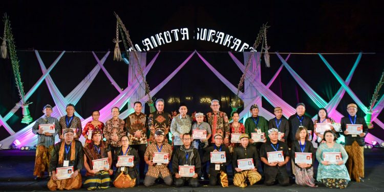 Percepat Layanan Publik bagi Penghayat Kepercayaan, Kemendikbudristek Serahkan KTP