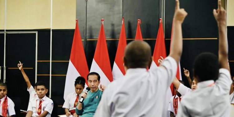Jumpa Anak-Anak Papua, Presiden Berikan Kuis Matematika Berhadiah Sepeda