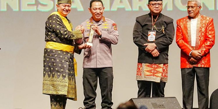 Kapolri Jenderal Pol. Listyo Sigit Raih Penghargaan di BNPT Award ke-13