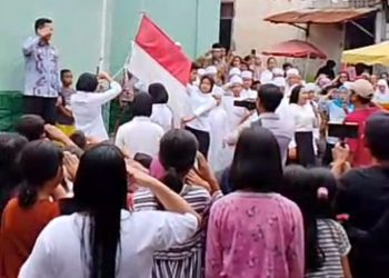 Semangat kemerdekaan ke 78, Sanggar Perkasa Upacara Bendera Bersama Warga Kampung Aur Pasca Banjir