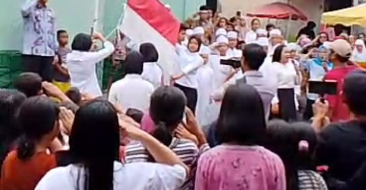 Semangat kemerdekaan ke 78, Sanggar Perkasa Upacara Bendera Bersama Warga Kampung Aur Pasca Banjir