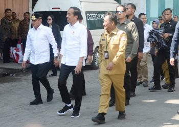 Jokowi dan Edy Rahmayadi Semobil Tinjau Harga Bahan Pokok dan Bagikan BLT di Pasar Binjai