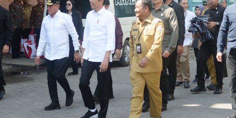Jokowi dan Edy Rahmayadi Semobil Tinjau Harga Bahan Pokok dan Bagikan BLT di Pasar Binjai