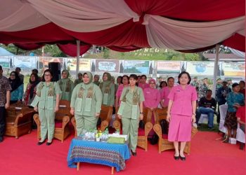 Penutupan TMMD Ke-117 Ketua Bhayangkari Simalungun Bagikan Tali Asih kepada Masyarakat