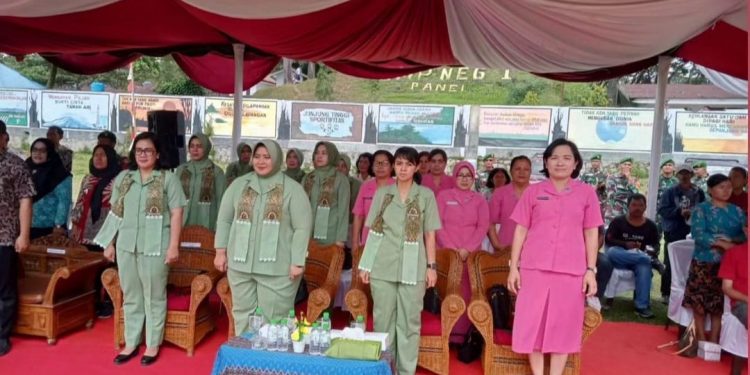 Penutupan TMMD Ke-117 Ketua Bhayangkari Simalungun Bagikan Tali Asih kepada Masyarakat