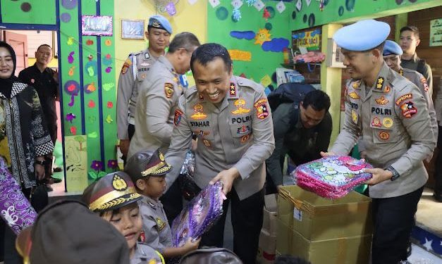Kadiv Propam Salurkan Bantuan Kapolri ke TK Bumi Damai Indonesia untuk Peningkatan Pendidikan