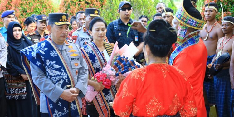 Kapolri dan Rombongan Kunjungan Kerja di Kabupaten Sikka, Disambut dengan Tradisi Adat