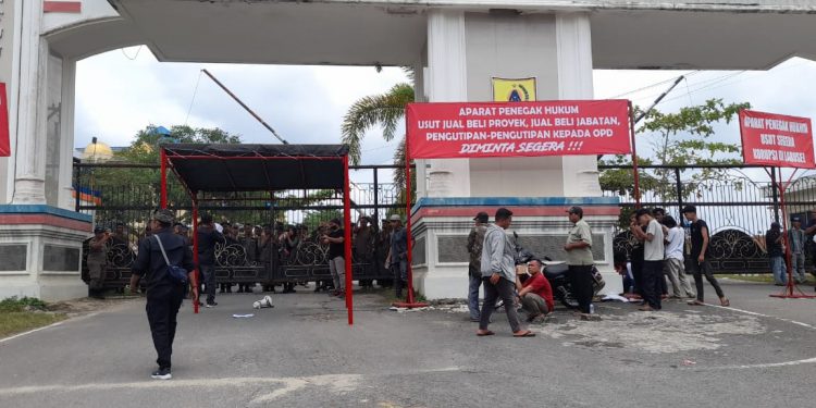 Lagi dan Lagi Pemuda Dan Masyarakat Labusel Geruduk Kantor Bupati
