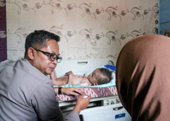 Kapolres Labusel Respon Cepat Bawa Balita Sakit Menahun Ke Rumah Sakit