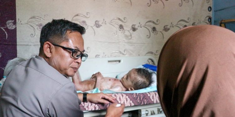 Kapolres Labusel Respon Cepat Bawa Balita Sakit Menahun Ke Rumah Sakit