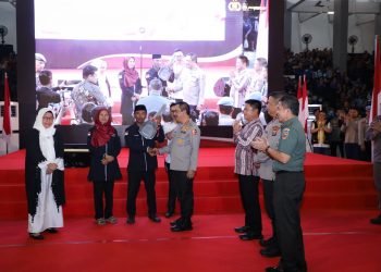 Wakapolri dan Kapolda Sumut Gelar Bakti Sosial Bagikan Sembako Kepada Komunitas Becak  