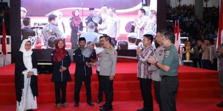 Wakapolri dan Kapolda Sumut Gelar Bakti Sosial Bagikan Sembako Kepada Komunitas Becak  