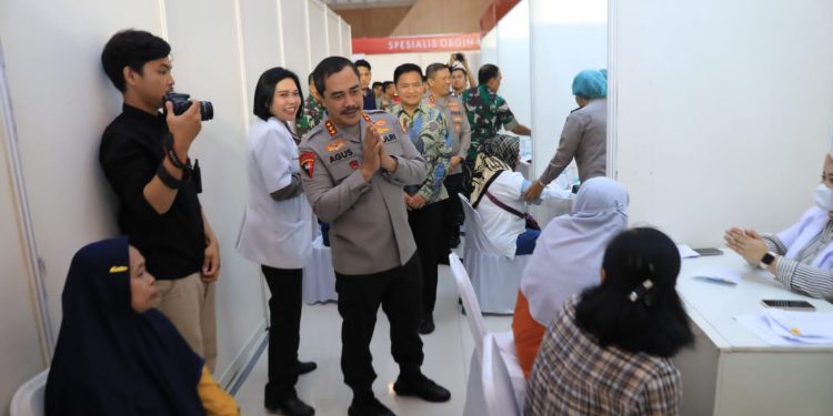 Wakapolri Bersama Kapolda Sumut Gelar Bakti Sosial di Deliserdang