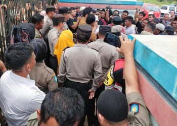 Terkait Persoalan Tanah di Desa Huta Godang, Sungai Kanan Masyarakat Tanjung Marulak Unras Didepan Kantor Bupati