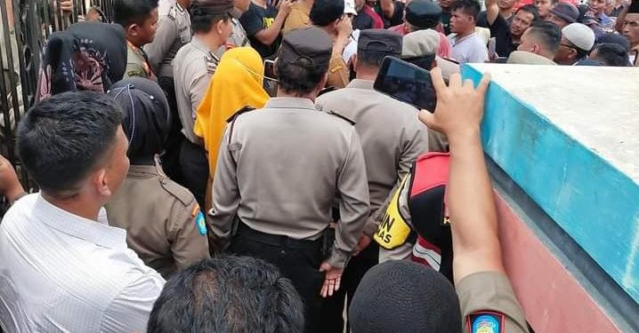 Terkait Persoalan Tanah di Desa Huta Godang, Sungai Kanan Masyarakat Tanjung Marulak Unras Didepan Kantor Bupati