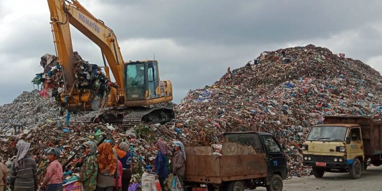 TPA Tanjung Pinggir Pematang Siantar Over Kapasitas, Sampah Menumpuk Hingga Ke Jalan Utama