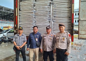 Polres Labusel Melakukan Pengamanan Kedatangan Logistik Pemilu 2024 Jenis Bilik Suara di KPU Labusel