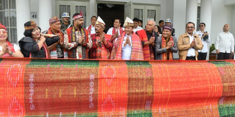 PJ Gubsu Hassanudin: Saya Bangga Ulos 1000 Meter ini Jika Dibawa ke Monas