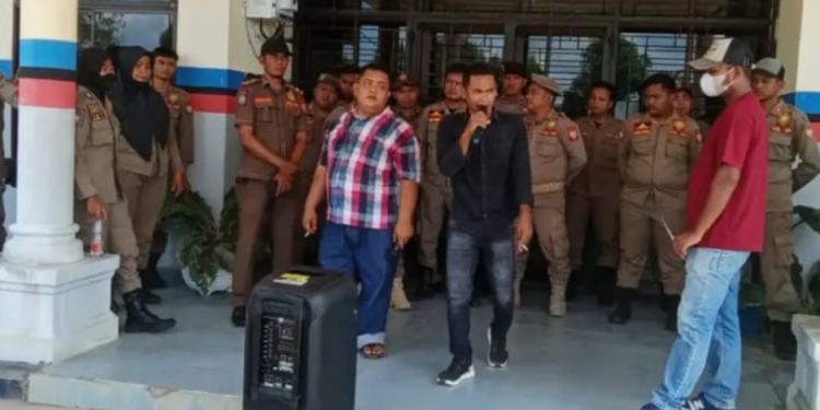 SMI Menggelar Aksi Unjuk Rasa Terkait Dugaan Korupsi Anggaran Tahun 2022 di Kantor Pemdes  Labusel 