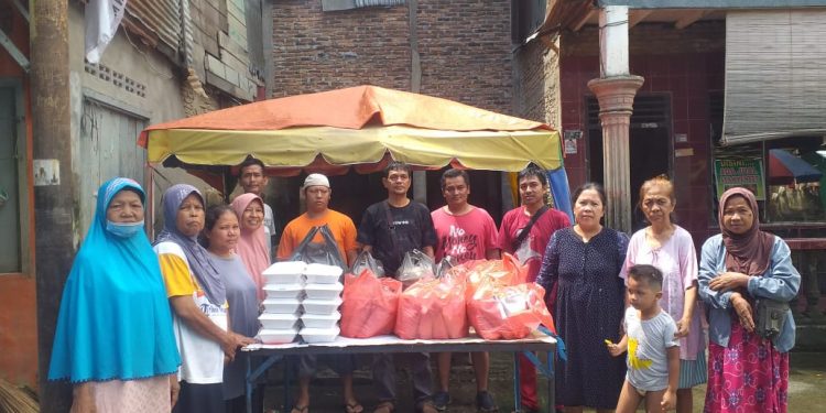 Berbagi Ratusan Nasi Bungkus Pasca Banjir, Tomas Sumut Apresiasi BPBD Medan