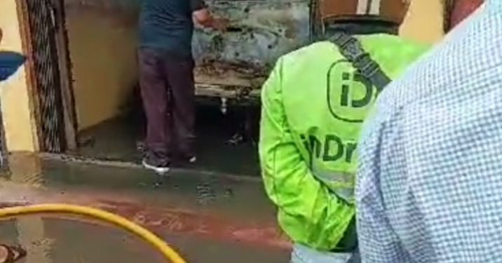 Kebakaran Di Rambung Merah,1 Mobil Dan 1 Sepeda Motor DI Garasi Hangus Terbakar