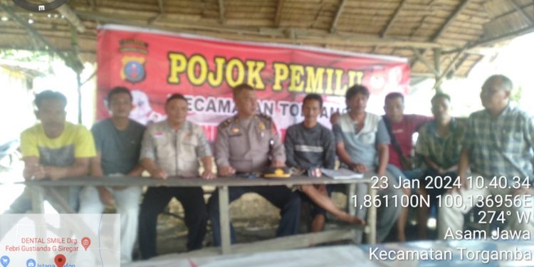 Giat Pojok Pemilu di Torgamba: Kapolsek M. Ilham Lubis, S.H Ajak Masyarakat Dukung Pemilu Damai 2024