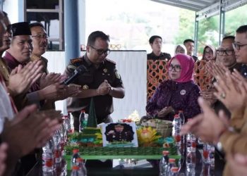 Bupati H. Edimin Beri Kejutan di Hari Ulang Tahun Kajari