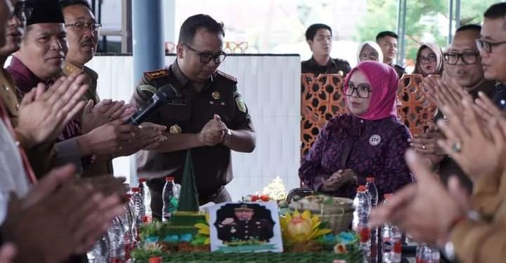 Bupati H. Edimin Beri Kejutan di Hari Ulang Tahun Kajari