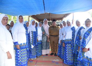Bupati Tapsel dan Ketua TP PKK Kompak Hadiri Pengajian BKMT di Desa Saro Godung