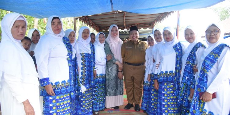 Bupati Tapsel dan Ketua TP PKK Kompak Hadiri Pengajian BKMT di Desa Saro Godung