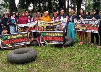 Masyarakat Sungai Deli Gelar Aksi Beranyut Pakai Ban Sepanjang 3 Km