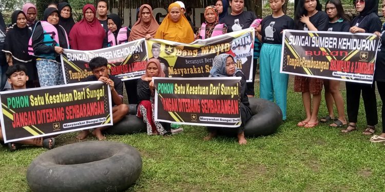 Masyarakat Sungai Deli Gelar Aksi Beranyut Pakai Ban Sepanjang 3 Km