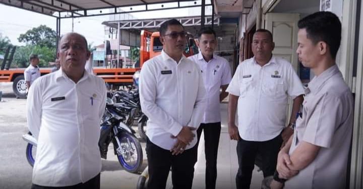 Sekda Labusel melakukan monitoring terkait legalitas Supermarket dan Alfamart