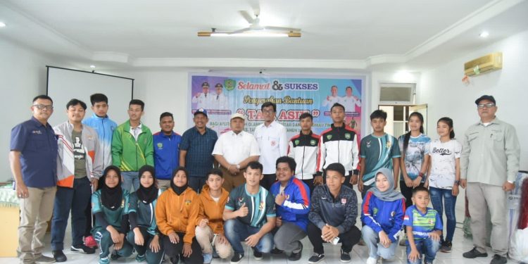 Bupati Tapsel Beri Tali Asih Kepada Atlit dan Pelatih Berprestasi