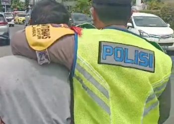 Petugas Bhabinkamtibmas Dan Warga Belakang Ramayana Tangkap Seorang Pengedar Sabu