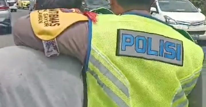 Petugas Bhabinkamtibmas Dan Warga Belakang Ramayana Tangkap Seorang Pengedar Sabu