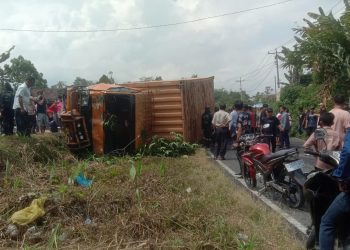Rem Blong, Truk Fuso Hantam 5 Mobil Dan Puluhan Sepeda Motor