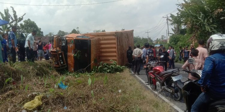 Rem Blong, Truk Fuso Hantam 5 Mobil Dan Puluhan Sepeda Motor