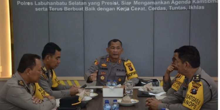 Kapolres Labusel Beri Arahan dan Penekanan Pada Personel SPKT Dalam Pelayanan Pada Masyarakat
