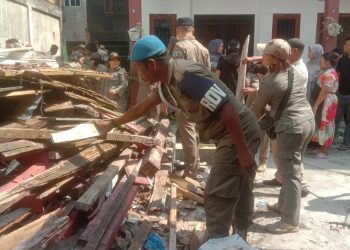 Satuan Polisi Pamong Praja Angkut Sisa Puing Bangunan Di Pajak Hongkong Belakang