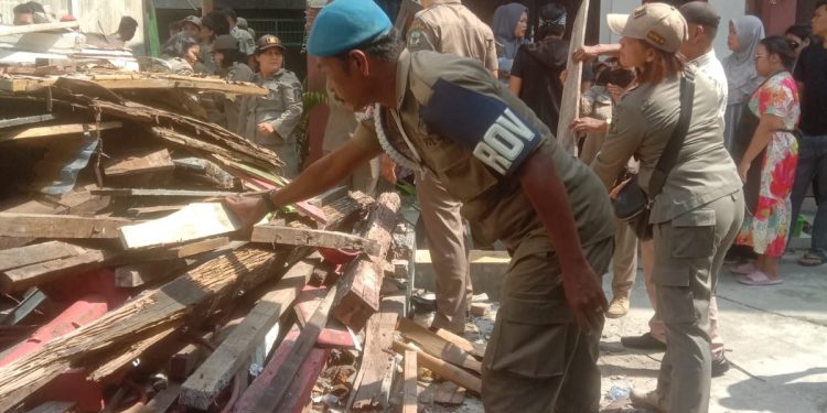 Satuan Polisi Pamong Praja Angkut Sisa Puing Bangunan Di Pajak Hongkong Belakang