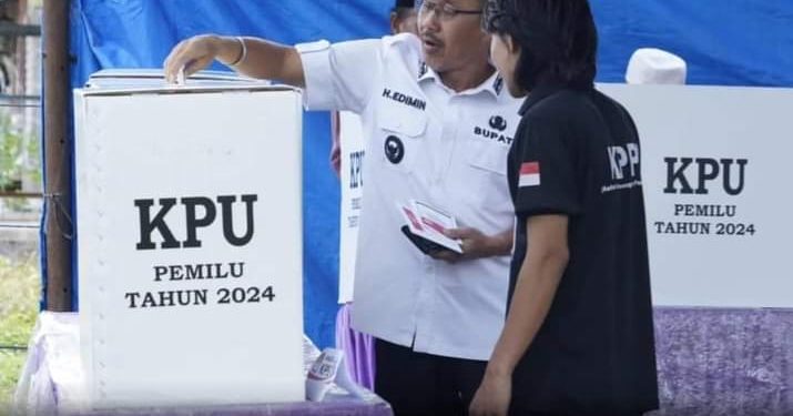 Bupati Labusel gunakan hak suara di TPS 017 Tanjung Medan