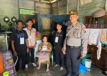 Petugas Pam TPS Polres Labusel Datangi Warga Yang Sakit untuk Memenuhi Hak Pilihnya