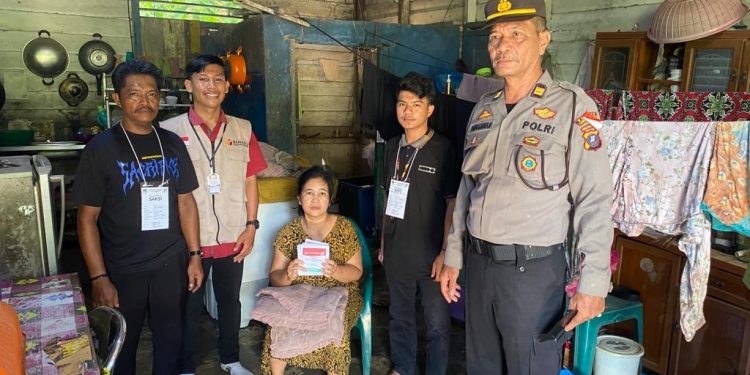 Petugas Pam TPS Polres Labusel Datangi Warga Yang Sakit untuk Memenuhi Hak Pilihnya