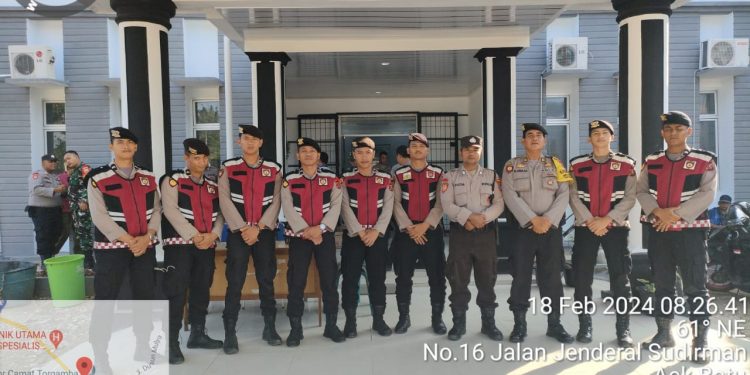 Personel Sat Samapta Polres Labusel Pastikan Keamanan di Kantor PPK Se-Kecamatan Kabupaten Labusel